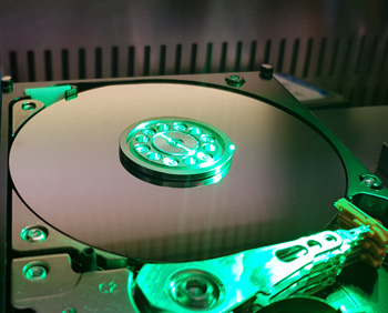 Hard disk aperto con piatti e testine – guasto meccanico che causa rumori