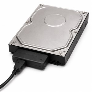 Hard disk da 3,5 pollici collegato al computer tramite un adattatore USB-SATA