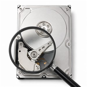 Hard disk aperto osservato con una lente d’ingrandimento, a simboleggiare la ricerca dei file cancellati