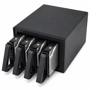 NAS desktop a quattro baie con gli hard disk estratti dai cassetti